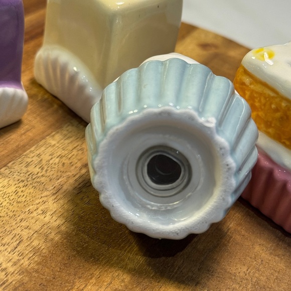 Salt & Pepper Shakers Set(2) NEW Cracker Barrel Mini Cupcake, cake & petit fours - Picture 6 of 6